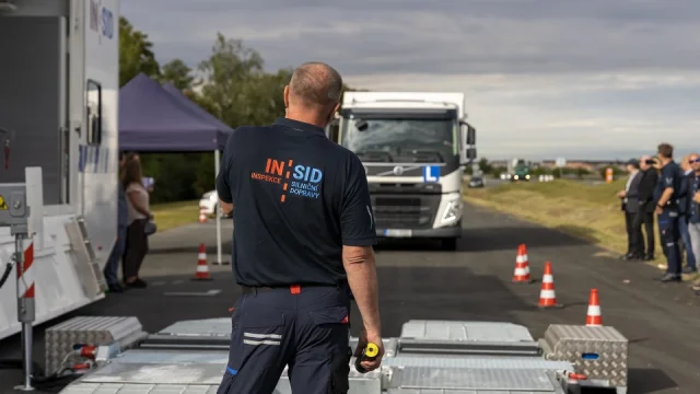 Inspektoři na silnicích zkontrolovali přes tisícovku řidičů. Někteří jezdí i přes 20 hodin bez pauzy