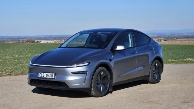 Tesla v Evropě krvácí a drtí ji čínské BYD. Propadá se i v Česku, ačkoli zájem o elektromobily roste
