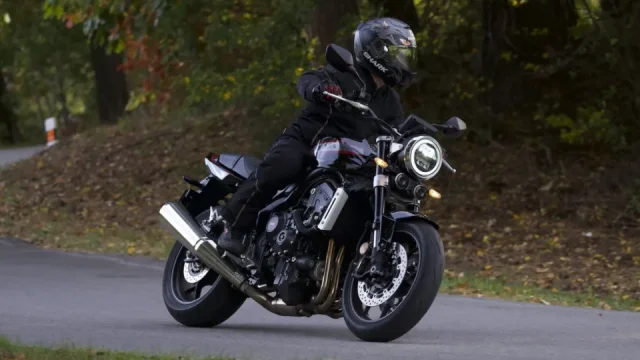Projeli jsme dvě litrové motorky za lidové peníze. Retro naháč i sportovní cesťák nás překvapily
