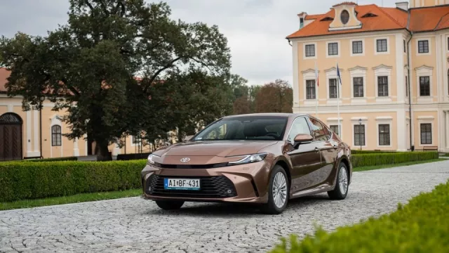 Nová Toyota Camry jezdí ještě úsporněji než předtím. Osloví ale jen určitou skupinu lidí