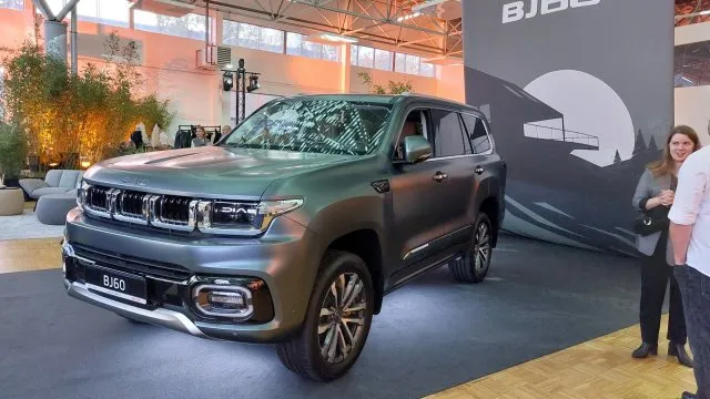 Poctivý off-road Baic BJ60, který utáhne 3 tuny, se představil v prvním pražském dealerství