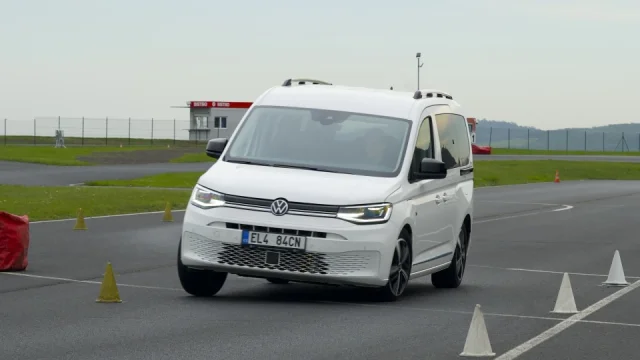 Vyzkoušeli jsme losí test s plug-in hybridní osobní dodávkou. Výsledek nás překvapil