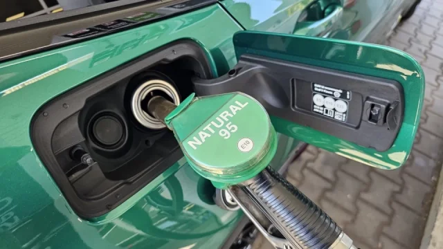 Ani v době drahých paliv se nevyplatí řídit cenou. Škudlením lze autu nebezpečně uškodit