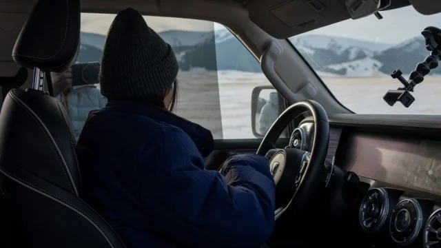 Čeští řidiči se v zimě dopouštějí zásadní chyby. Kvůli bundě zbytečně hazardují se zdravím