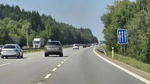 Snaha předjet levoproudaře je na hraně zákona. I zdvořilý signál může řidiče dostat do problémů