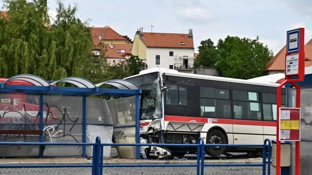 Za nehody autobusů může i bezohlednost řidičů osobních aut. Nechtějí se vyhýbat nebo nedají přednost