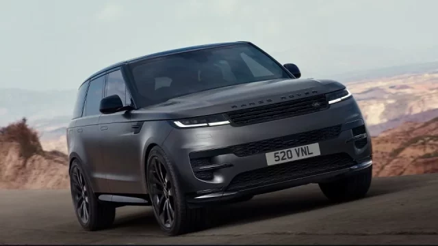 První Range Rover se objevil už před 55 lety. Automobilka jeho prototyp kryla neobvyklým způsobem