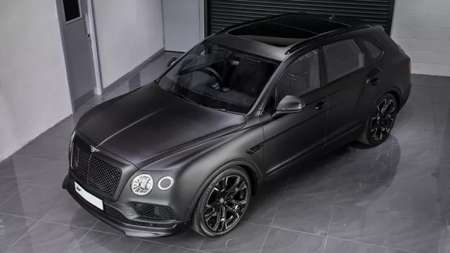 Temná Bentayga oslavuje úspěchy Bentley v Le Mans