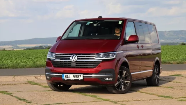 VW Multivan zlevnil o 368 tisíc korun. Navíc se na něj čeká jen krátce, slibuje automobilka