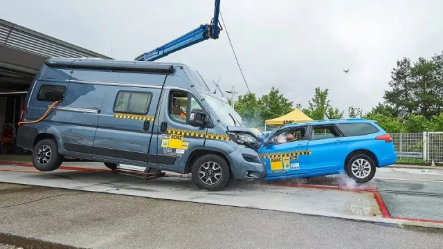 Bydlíky jsou hrozbou, odhalil test. Stačí srážka při 56 km/h a hasiči musejí vystříhat obě posádky