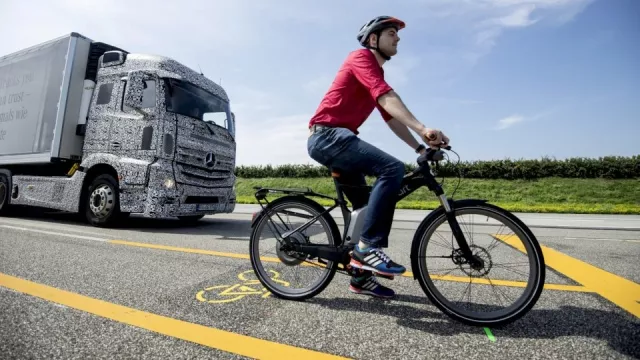 Povinný odstup 1,5 m zatím nezabral. Letos na českých silnicích prudce stoupla úmrtnost cyklistů