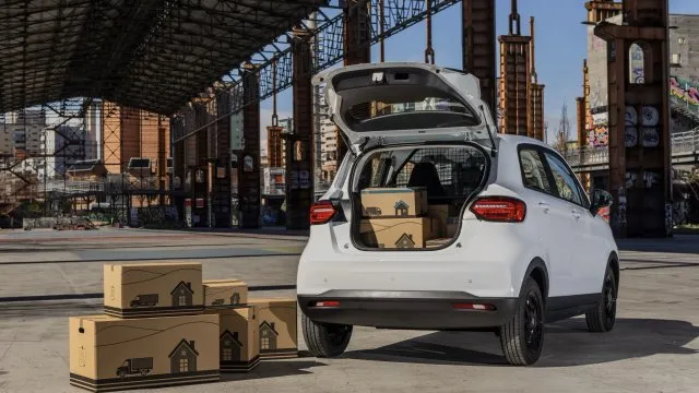 Kapesní dodávka přijíždí z Číny do Evropy. Bude stát 355 tisíc korun a ve městě zaparkuje všude