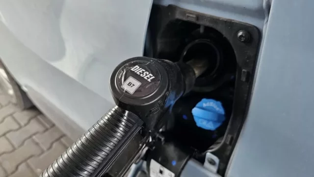 Ceny za litr paliva se v Evropě liší o víc než 13 Kč. V Česku máme nejlevnější naftu ze všech