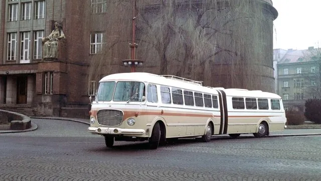 Slavná Škoda 706 RTO měla být i kloubová. Jediný prototyp se na linkách líbil, ale rychle skončil