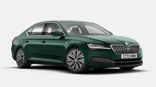 Korunovaci Karla III. oslaví i Škoda. Do nabídky přichází speciální lak podobný British Racing Green