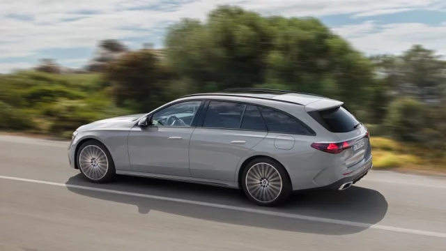 Plug-in hybridní Mercedes-Benz třídy E nadchl spotřebou i dynamikou. V losím testu ale neuspěl