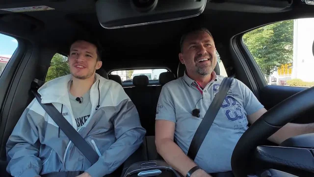 Jezdím s AMG, ale brzy si koupím Porsche 911, říká jediný český hráč v NBA