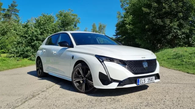 Rychlý test: Peugeot 308 jako hybrid do zásuvky? Jezdí levně a rychle, ale s kabely je boj