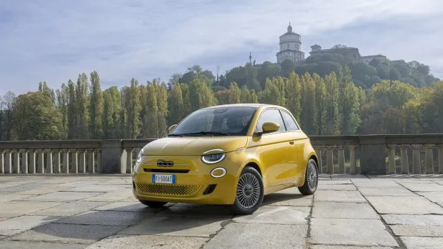 Fiat 500 se vrací ke kořenům. Tříválcová spalovací verze sází na jednoduchost i známý recept