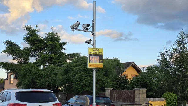 Nová past na řidiče. Tabule s kamerou může nejen strašit, ale také posílat pokuty