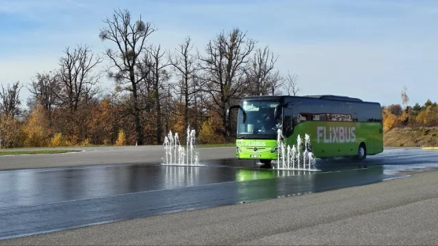 Když jede bokem, pěkně to hvízdá. Podívali jsme se, jak řidiči autobusů trénují bezpečnou jízdu
