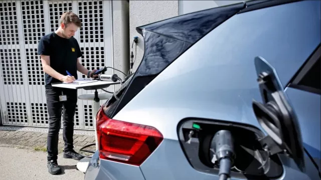 Automobilky chtějí prodávat elektromobily hlavně firmám. Ty české se do toho zatím nehrnou