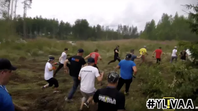 Nadšení fanoušci rally dostanou auto zpět na kola během několika sekund!