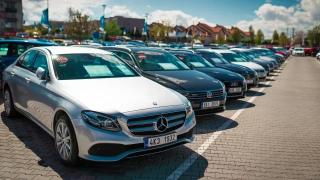 Slovenské bazary nabízejí mladší ojetiny než české. Může za to poplatek, který u nás není