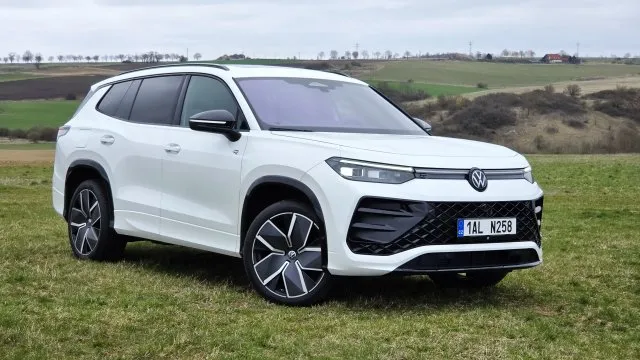 Má motor ze Škody Kodiaq RS, ale preferuje rodinnou pohodu. Tayron je koráb pro náročné