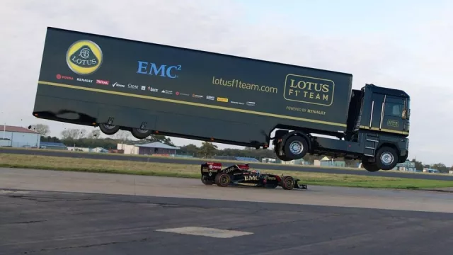 Kamion přeskočil formuli