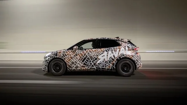 Baterky v podlaze neznamenají nudu za volantem. Řídili jsme ještě maskovanou Cupru Raval