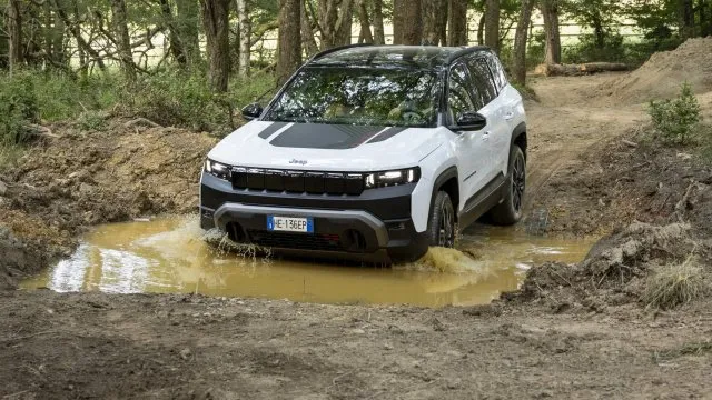 Jeepu Compass scházel výkon. S novými motory ho má ale nadmíru a nebojí se ani drsného terénu