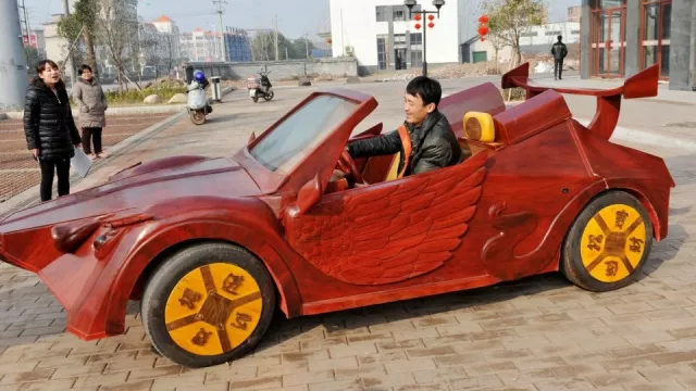 Číňan si vyřezal funkční auto z mahagonu