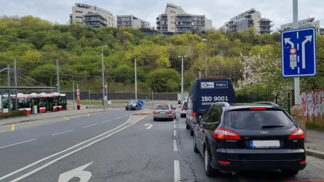 Řidiči se domáhají pravidla zipu i tam, kde neplatí. V obchodě ale nepředbíhám, říká jeden z nich