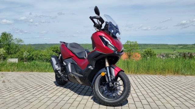 Honda ADV350 je rychlý a zábavný skútr, kterého by byla škoda využívat jen ve městě