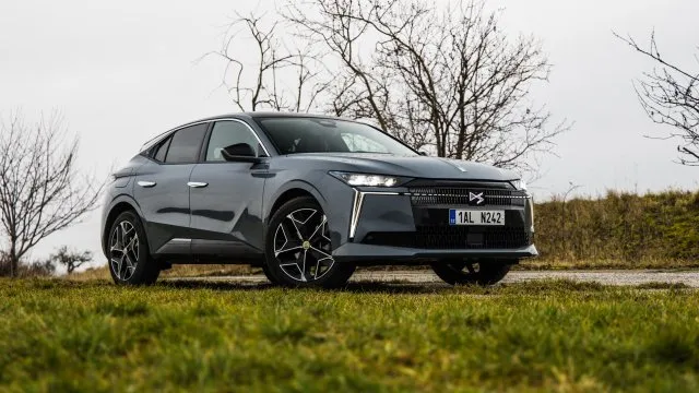 Francouzský stylový hatchback se inspiruje slavným spisovatelem. S hybridem je levnější než vypadá