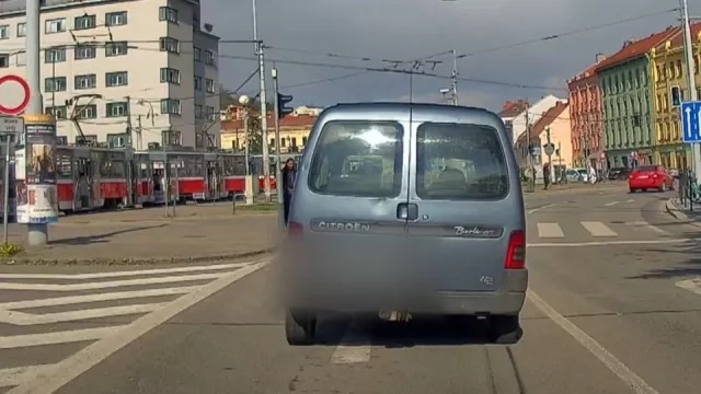 S prázdnými pneumatikami, bez řidičáku a úplně na mol projížděl cizinec Brnem. Ohrozil několik lidí