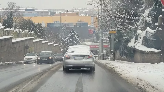 Za neočištěné auto čeká řidiče pokuta. V případě nehody to ale pojišťovna brát v potaz nebude