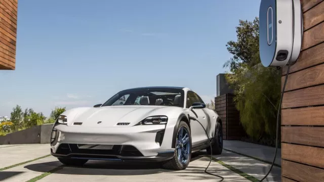 U Porsche začíná elektrická éra