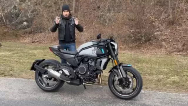 Vypadá to jako vánočka! Lukáš Pešek se rozplýval nad krásnými svody ostré motorky