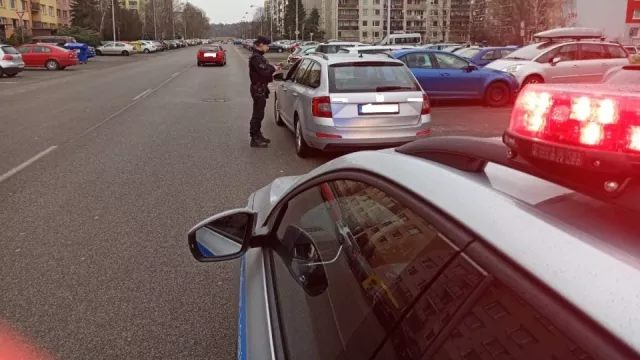 Policista může chtít pokutu za rychlost, a nemusí dokazovat, že má v autě radar. Obrana ale existuje