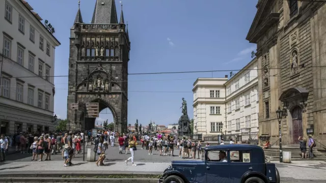 Historické Peugeoty se vypravily do Prahy