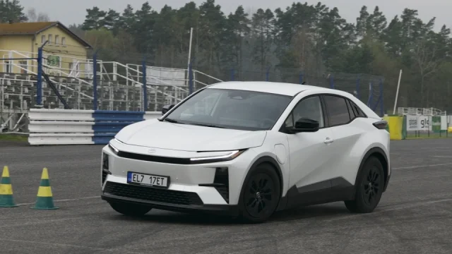 Řídili jsme novou Toyotu C-HR+. Její nejsilnější stránkou je velmi nízká spotřeba