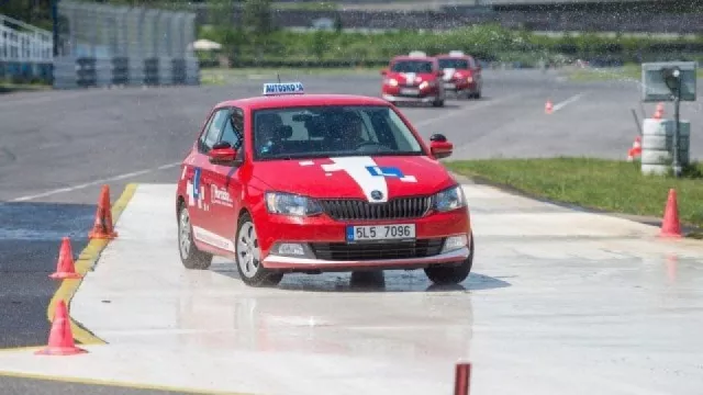 Test z autoškoly zvládla ve velkém průzkumu jen desetina řidičů. Největším průšvihem byly křižovatky