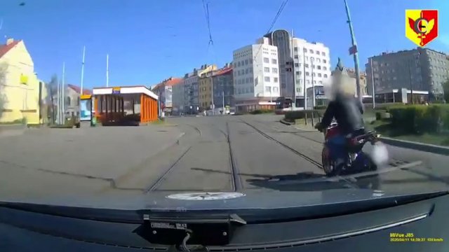 Ukradl motorku zdravotníkům, ujížděl na ní policii Prahou v cyklistické helmě. Nakonec ho vytrestala