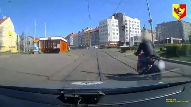 Ukradl motorku zdravotníkům, ujížděl na ní policii Prahou v cyklistické helmě. Nakonec ho vytrestala