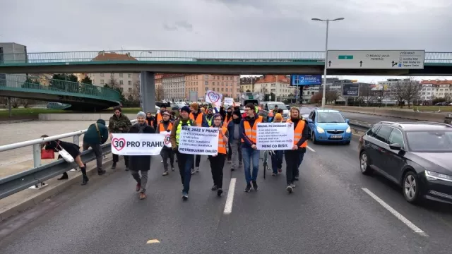 Komentář: Iniciativa za plošných 30 km/h vychází z nenávisti. Snížit rychlost má smysl jen někde