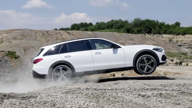 Na skok do terénu: Mercedes C All-Terrain se ukáže na IAA v Mnichově. Nabídka motorů je zklamáním