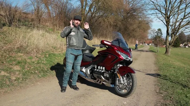 Je to absolutní vrchol luxusu, říká kaskadér Adam Peschel. Otestoval legendární Gold Wing