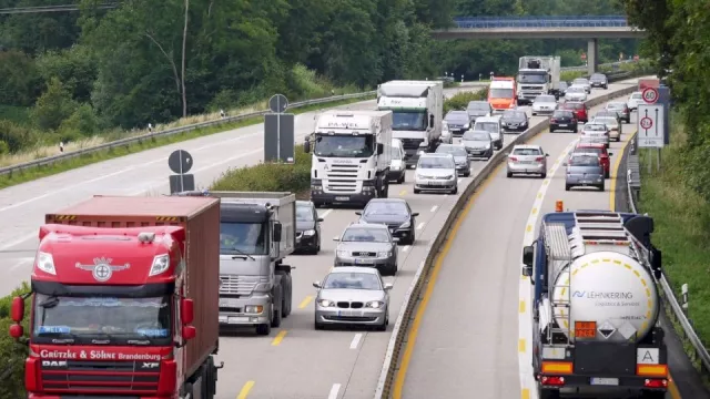 Na dálnici jen 100 km/h, ve městě 30. To je podle aktivistů recept na úsporu miliard litrů paliva